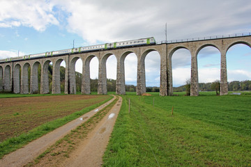 eisenbahn auf br&uuml;cke, schweiz, g&uuml;mmenen