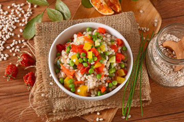 cucina vegetariana - orzo con verdure assortite