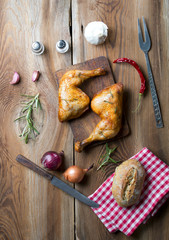 Pieczone udka z kurczaka na drewnianym tle © Patryk Michalski