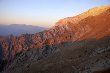 Оранжевый закат в горах Узбекистана