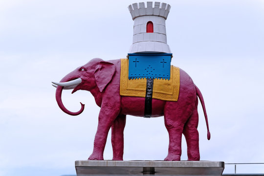 Fototapeta Elephant and Castle symbolic statue