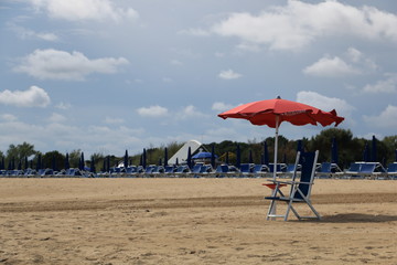 Spiaggia di Bibione in estate con file di ombrelloni