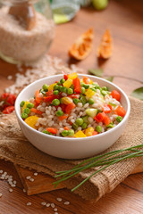 cucina vegetariana - orzo con verdure assortite