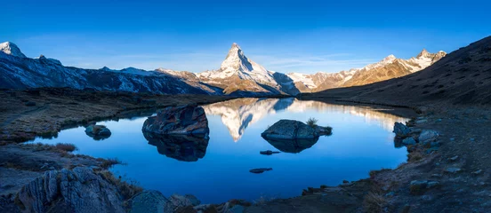 Fotobehang Stellisee en Matterhorn Panorama bij Zermatt, Zwitserland © eyetronic