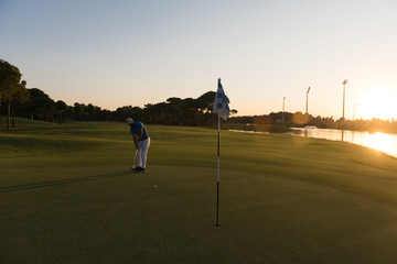 Obraz premium golfer hitting ball to hole