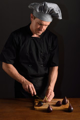 cutting a chef figs