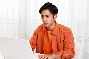 パソコンを楽しむ青年