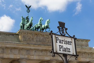 Fototapeta premium Pariser Platz street sign and brandenburg gate