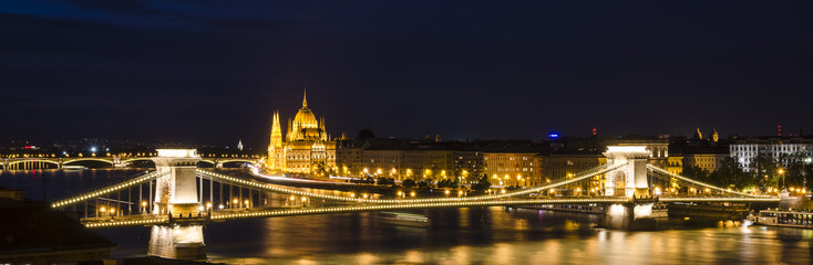 Fototapeta na wymiar Night View of Budapest
