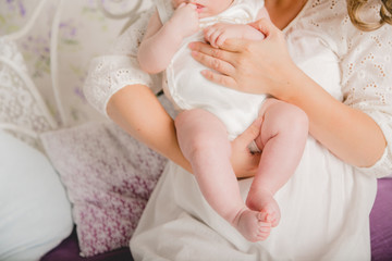 Obraz na płótnie Canvas Baby feet in mommy's hands