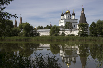 Иосифо-Волоколамский (Волоцкий) монастырь. Вид с озера.