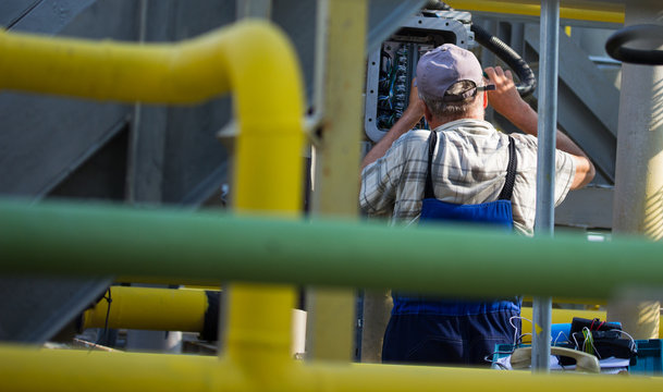 electrician connects the wires