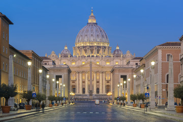 Fototapeta premium Bazylika St. Peters (Bazylika di San Pietro) w Watykanie rano przed wschodem słońca, Rzym, Włochy, Europa