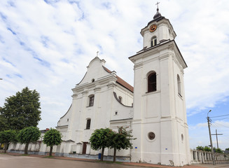 Fototapeta na wymiar Kościół franciszkanów w Drohiczynie pw. Wniebowzięcia Najświętszej Marii Panny, wybudowany w 1715 roku w stylu barokowym 