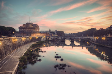 Obraz premium Twierdza Sant'Angelo (Castel Sant'Angelo) i most nad rzeką Tyber (Fiume Tevere) o spektakularnym wschodzie słońca, Rzym, Włochy, Europa, filtrowany styl vintage