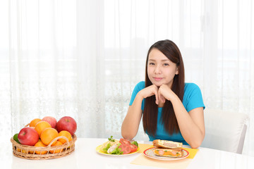 食事を楽しむ女性