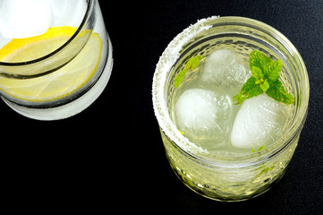mojito, vista dall'alto, sfondo nero