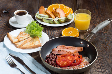 Full English breakfast with sausage, baked tomato, beans and toa