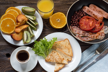 Full English breakfast with sausage, baked tomato, beans and toa
