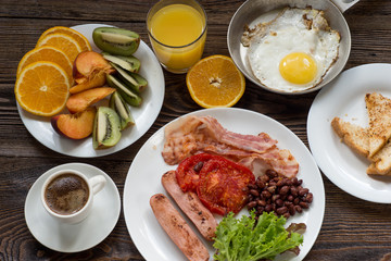 Full English breakfast with sausage, baked tomato, beans and toa