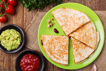 Quesadilla with chicken, served with guacamole or salsa sauce.