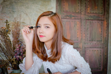 Fototapeta premium girl looking up The mascara