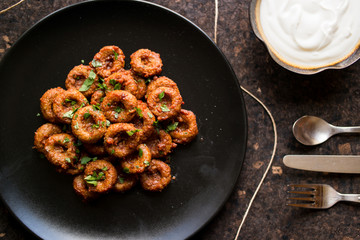Fellah koftesi with yoghurt / bulgur meatball