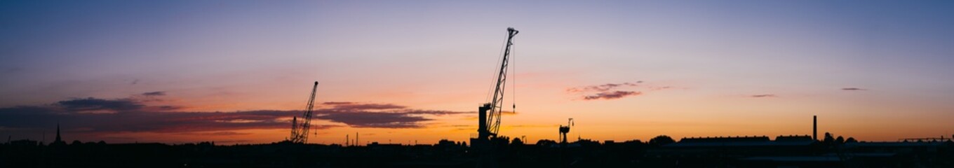 Fototapeta premium Hafenpanorama/Industriekran in der Dämmerung