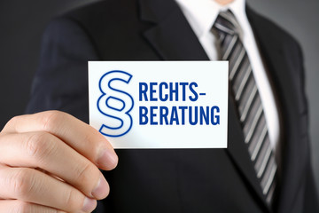 Anwalt oder Rechtsanwalt aus Kanzlei hält Visitenkarte zu Rechtsberatung
