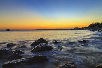 Obraz premium Silky sea view via long exposure with nd filter during sunset