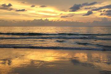 Obraz premium Golden sunset on the Andaman sea, Thailand