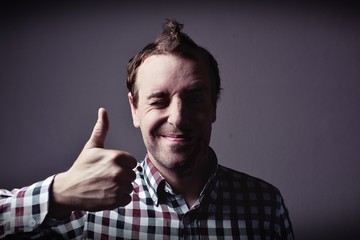 mann zeigt thumbs up