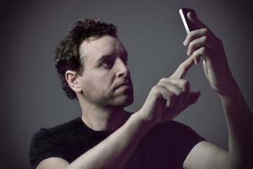 mann tippt auf smartphone