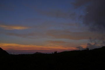 鷲羽岳　三俣山荘　キャンプ場　山小屋　日暮れ　夕方　日没　夕焼け　月