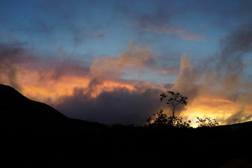 鷲羽岳　三俣山荘　キャンプ場　山小屋　日暮れ　夕方　日没　夕焼け　月