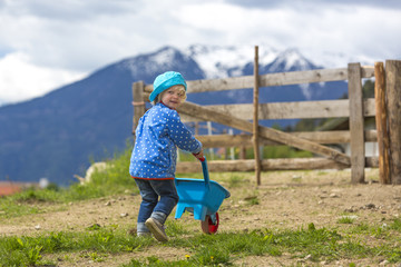 Kleines Mädchen beim Urlaub auf dem Bauernhof