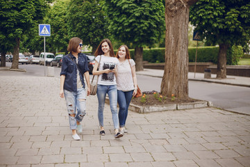 Obraz premium three beautiful girls on walk