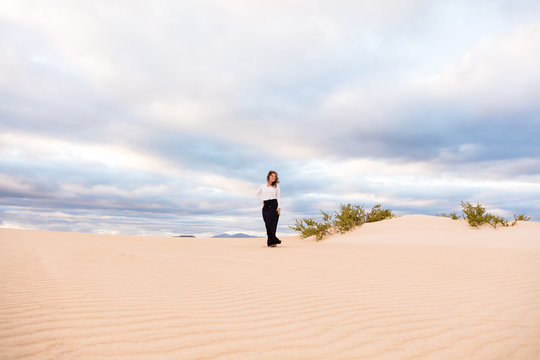 Frau meditiert in der wüste