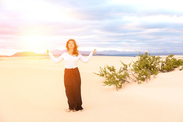 Frau meditiert in der wüste