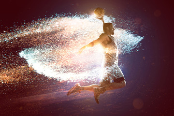 Obraz na płótnie Canvas Basketballer springt zum Korb