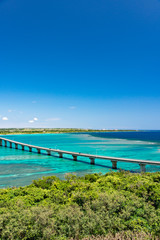 Obraz premium 沖縄県 来間島 展望台から見る来間大橋