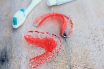 red retainer wire teeth