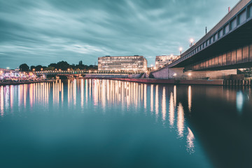 Berliner Nachtleben an der Spree zur blauen Stunde
