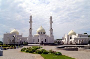 Fototapeta na wymiar White Mosque in Tatarstan Bulgar muslim regious building with blue sky and clouds