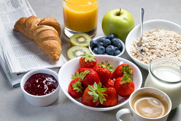Zdrowe śniadanie na szarym tle - obrazy, fototapety, plakaty