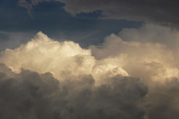 Fototapeta na wymiar the art of cloudy with sun light in the sky