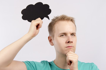 Junger Mann mit Denkblase grübelt