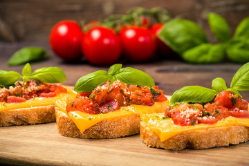 Bruschetta mit Salami und Käse
