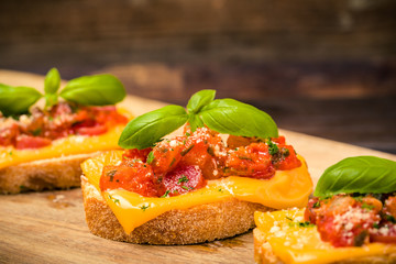 Bruschetta mit Salami und Käse