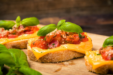 Bruschetta mit Salami und Käse